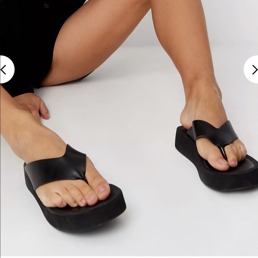 Misguided wide strap flip flops - Picture 2 of 3